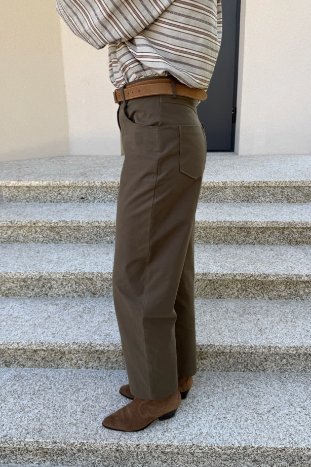 Spodnie Dune Khaki - klasyczny prosty fason o kroju lekko barrel z kieszeniami