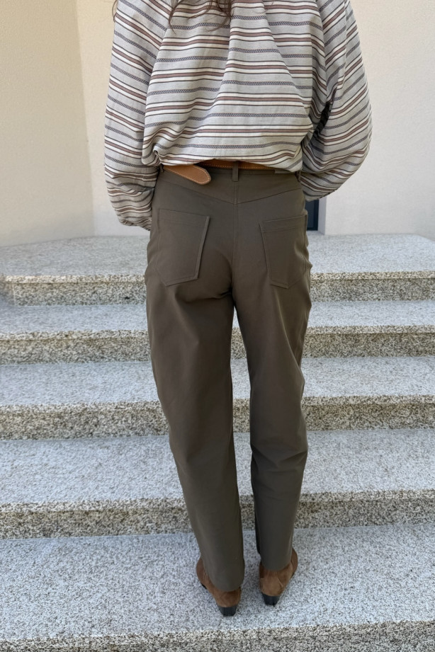 Spodnie Dune Khaki - klasyczny prosty fason o kroju lekko barrel z kieszeniami