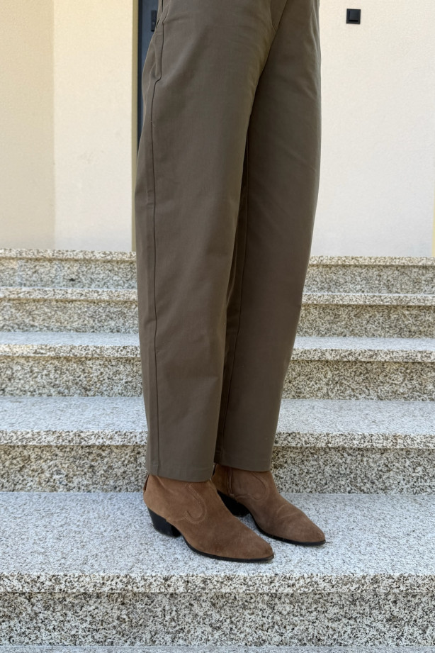 Spodnie Dune Khaki - klasyczny prosty fason o kroju lekko barrel z kieszeniami