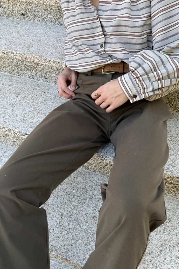 Spodnie Dune Khaki - klasyczny prosty fason o kroju lekko barrel z kieszeniami