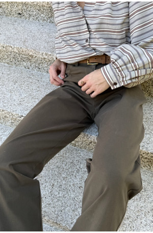 Spodnie Dune Khaki - klasyczny prosty fason o kroju lekko barrel z kieszeniami