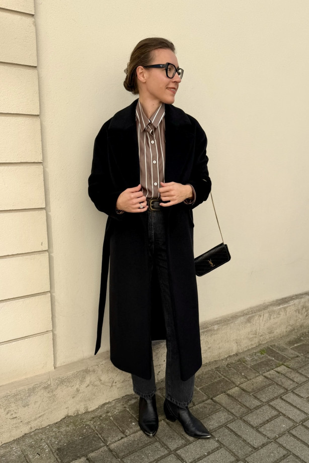 Czarny dwurzędowy płaszcz z paskiem | Marisol