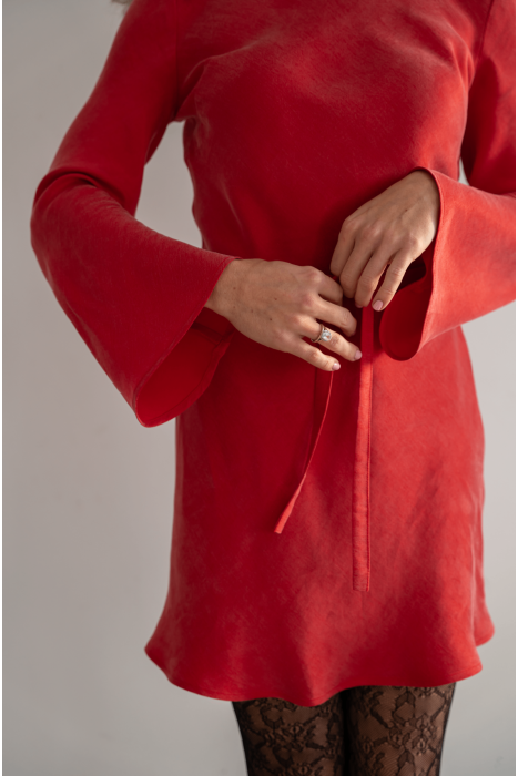 Czerwona sukienka ze skosu mini 2