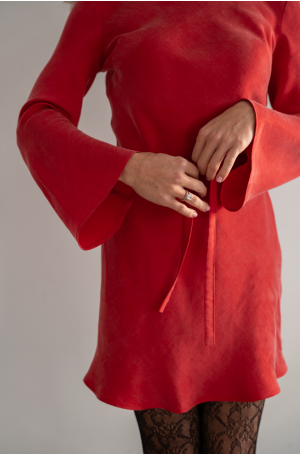 Czerwona sukienka ze skosu mini