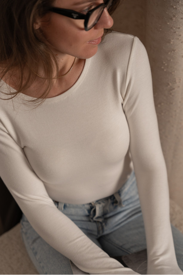 Śmietankowe body z dzianiny wiskozowej