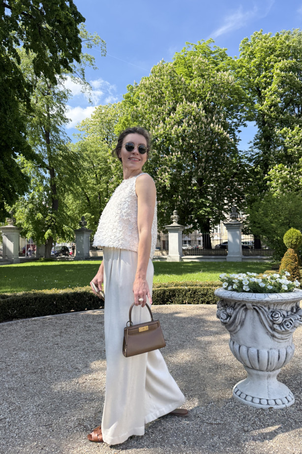 Top na szerokich ramiączkach