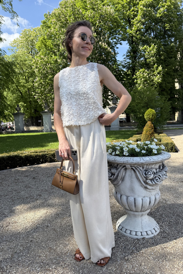 Top na szerokich ramiączkach