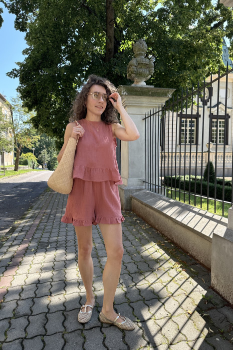 Muślinowa topka Belle – na grubych ramiączkach z baskinką | MARISOL