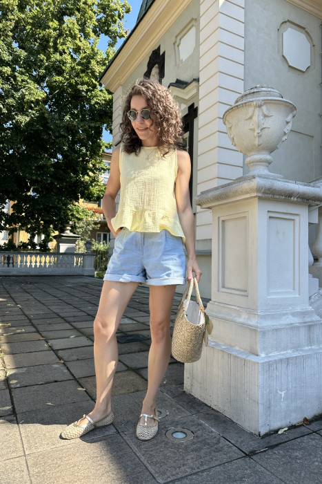 Muślinowa topka Belle – na grubych ramiączkach z baskinką | MARISOL