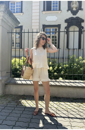 Muślinowa topka Belle – na grubych ramiączkach z baskinką | MARISOL