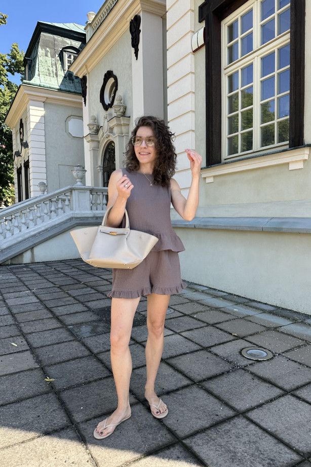 Muślinowa topka Belle – na grubych ramiączkach z baskinką | MARISOL