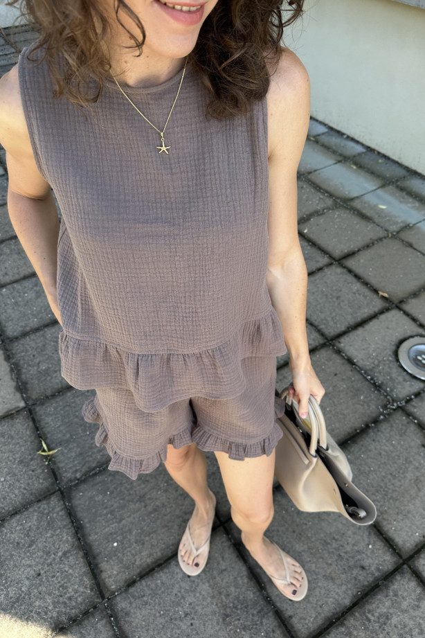 Muślinowa topka Belle – na grubych ramiączkach z baskinką | MARISOL