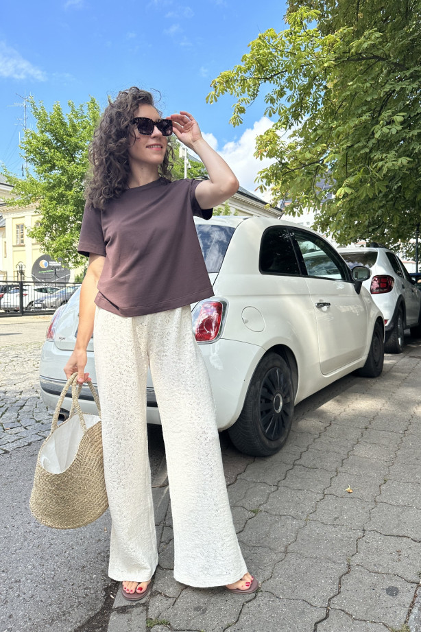 Czekoladowy T-shirt damski – pudełkowy krój, krótki rękaw | Marisol