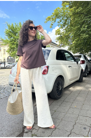 Czekoladowy T-shirt damski – pudełkowy krój, krótki rękaw | Marisol