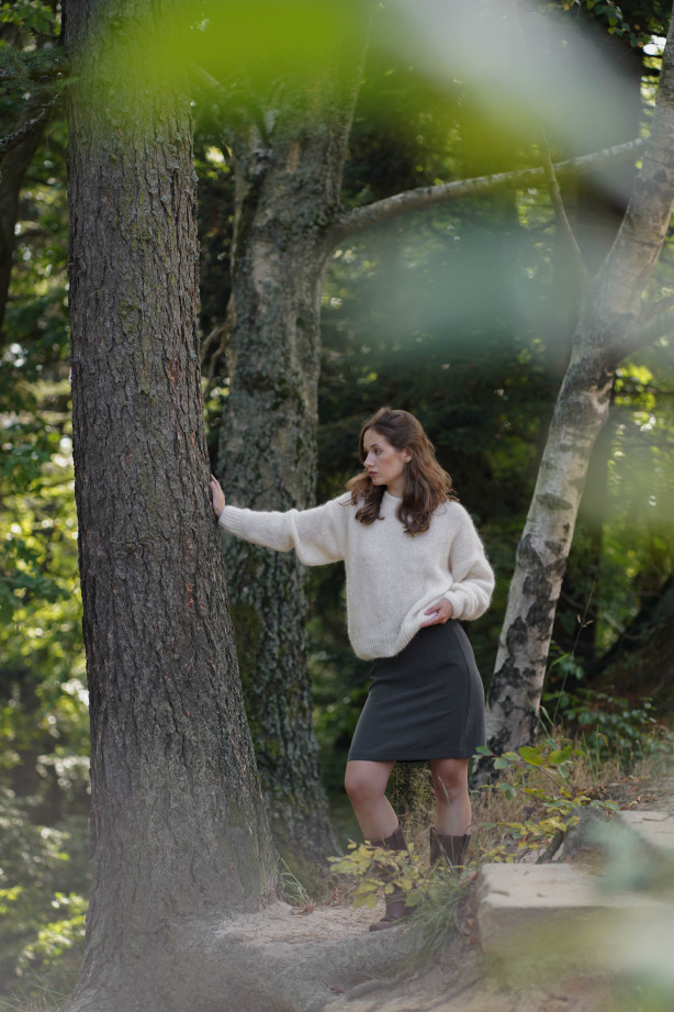 Spódniczka trapezowa przed kolano z zamkiem i szlufkami | MARISOL