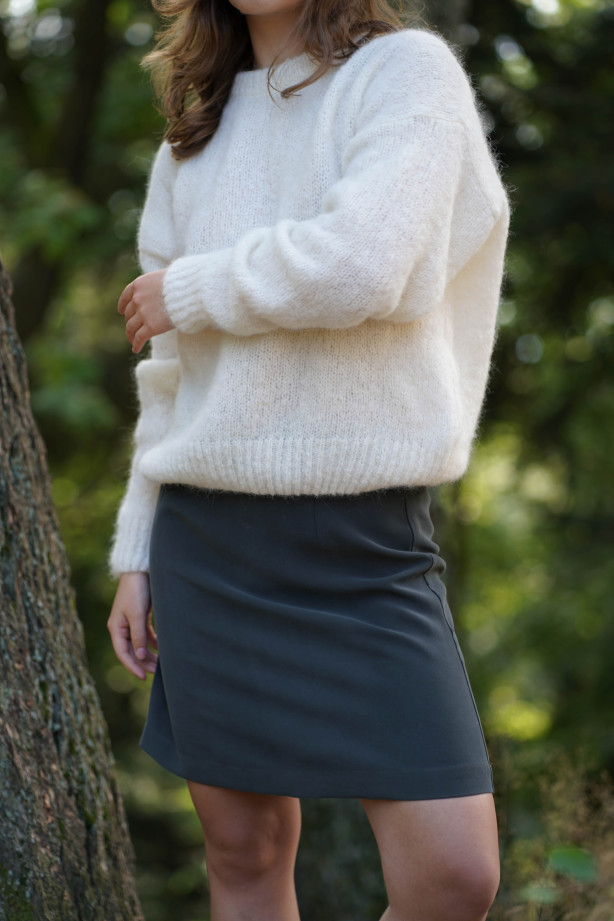 Spódniczka trapezowa przed kolano z zamkiem i szlufkami | MARISOL