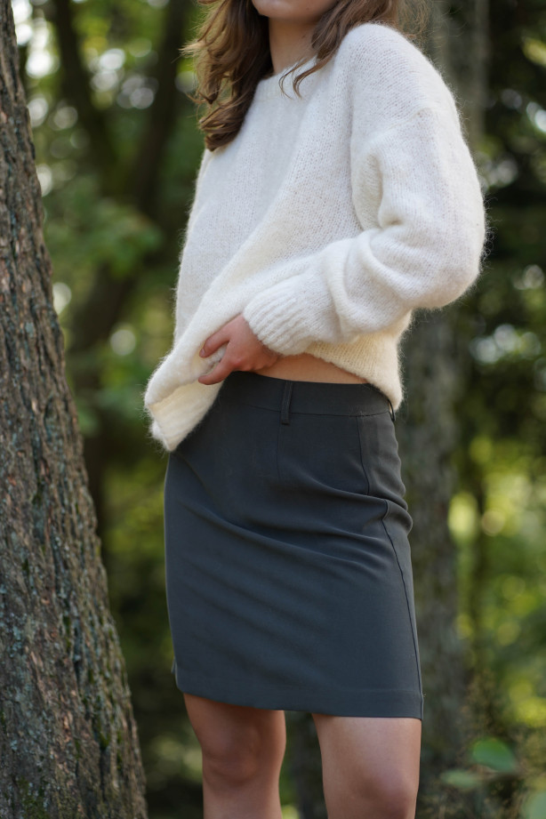 Spódniczka trapezowa przed kolano z zamkiem i szlufkami | MARISOL