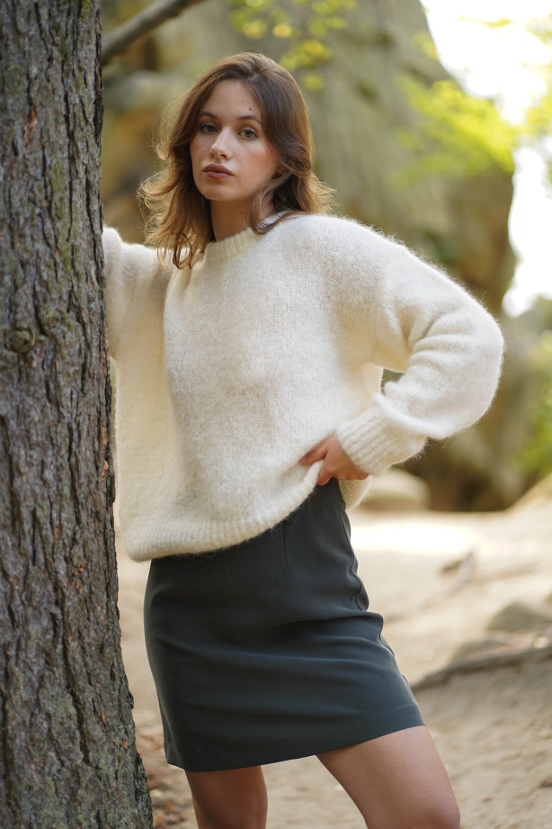 Spódniczka trapezowa przed kolano z zamkiem i szlufkami | MARISOL