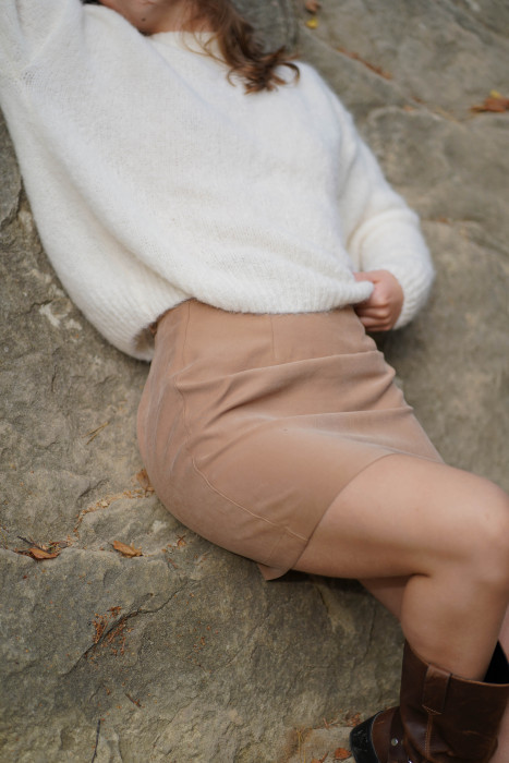 Spódniczka trapezowa przed kolano z zamkiem i szlufkami | MARISOL