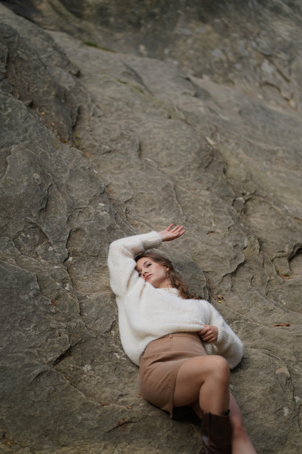 Spódniczka trapezowa przed kolano z zamkiem i szlufkami | MARISOL