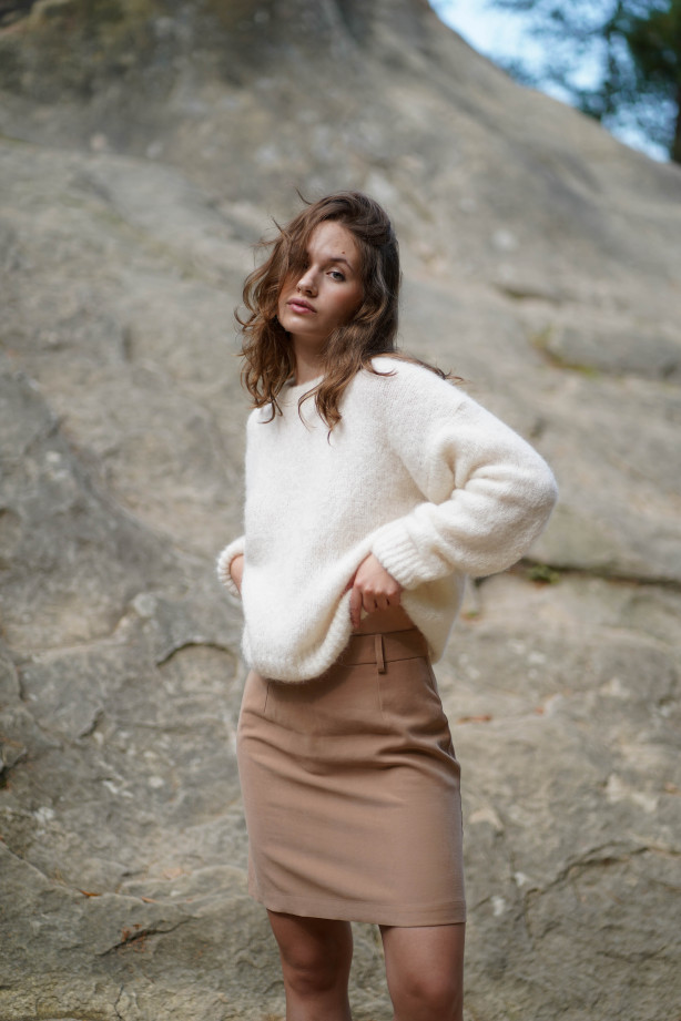 Spódniczka trapezowa przed kolano z zamkiem i szlufkami | MARISOL