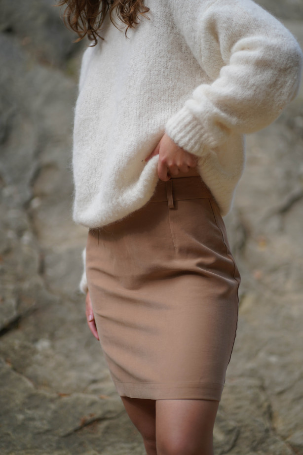 Spódniczka trapezowa przed kolano z zamkiem i szlufkami | MARISOL