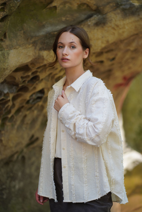 Kremowa koszula damska 3D z bawełny z kołnierzem i karczkiem | MARISOL 2