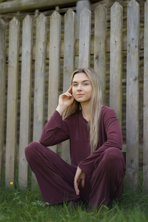 Szerokie bordowe spodnie damskie z wiskozy na gumie | MARISOL