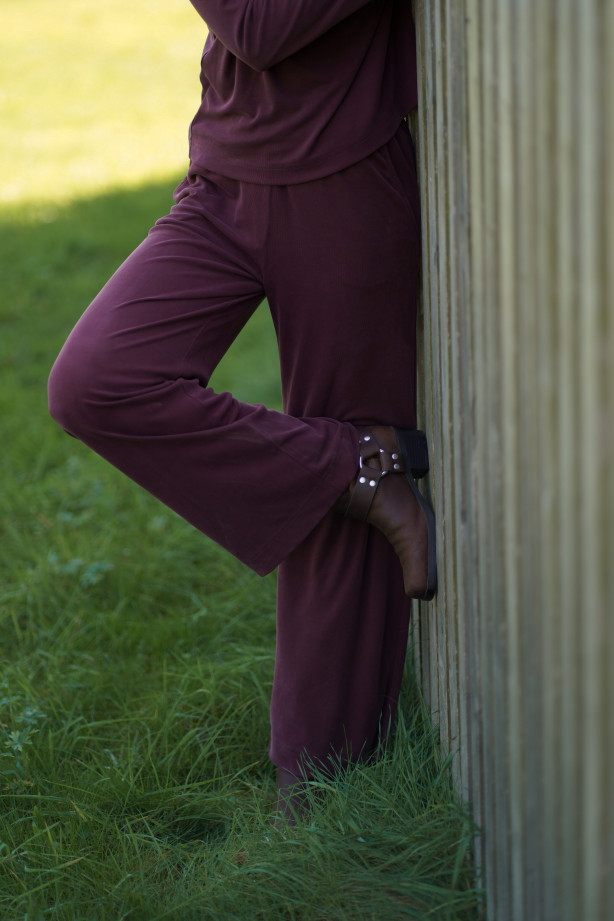 Szerokie bordowe spodnie damskie z wiskozy na gumie | MARISOL