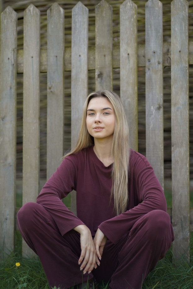 Szerokie bordowe spodnie damskie z wiskozy na gumie | MARISOL