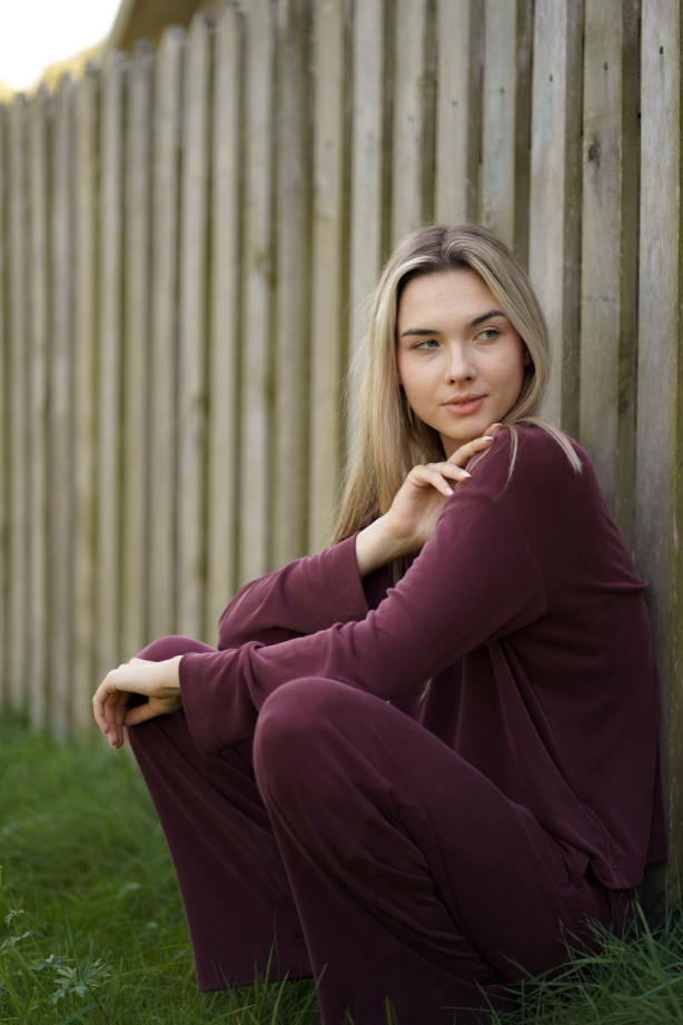 Szerokie bordowe spodnie damskie z wiskozy na gumie | MARISOL