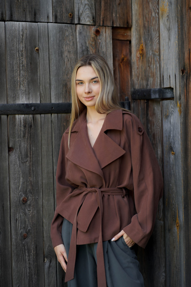 Kurtka Terra Chocolate – krótki trencz w kolorze czekoladowym | Marisol