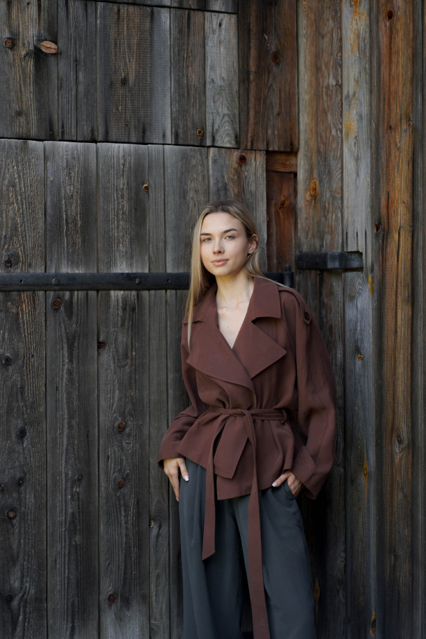 Kurtka Terra Chocolate – krótki trencz w kolorze czekoladowym | Marisol