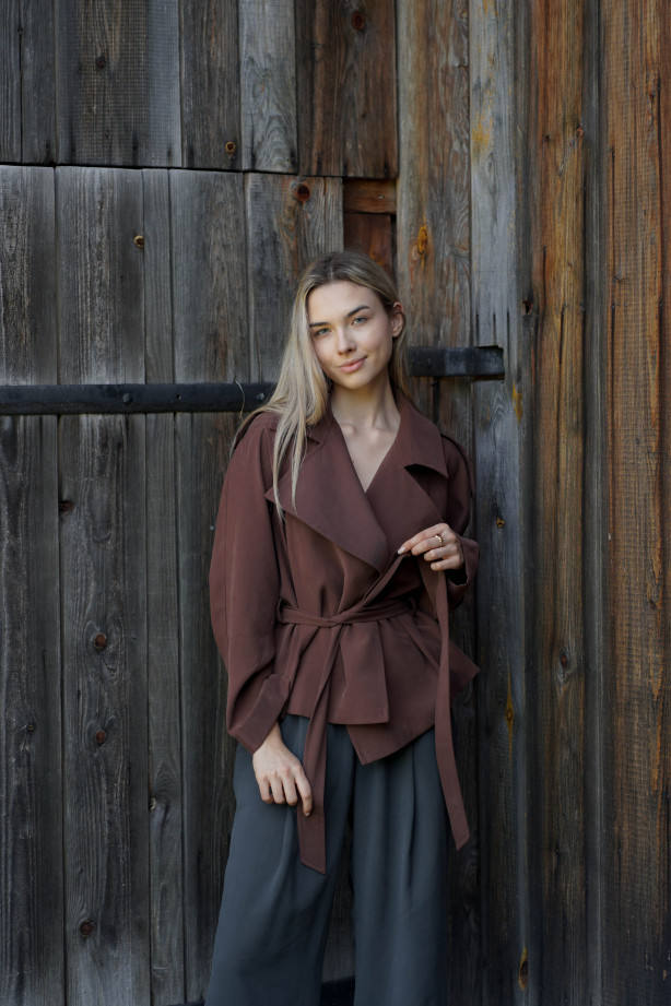 Kurtka Terra Chocolate – krótki trencz w kolorze czekoladowym | Marisol