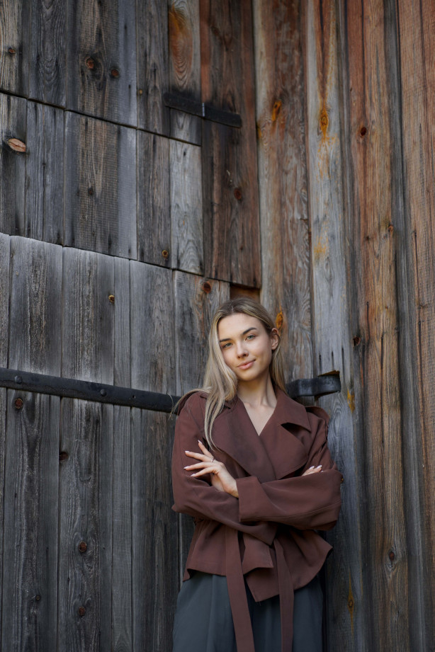 Kurtka Terra Chocolate – krótki trencz w kolorze czekoladowym | Marisol