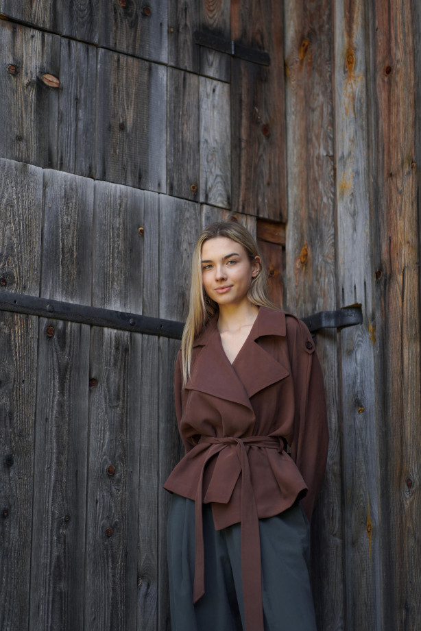 Kurtka Terra Chocolate – krótki trencz w kolorze czekoladowym | Marisol