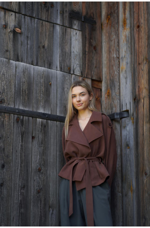 Kurtka Terra Chocolate – krótki trencz w kolorze czekoladowym | Marisol