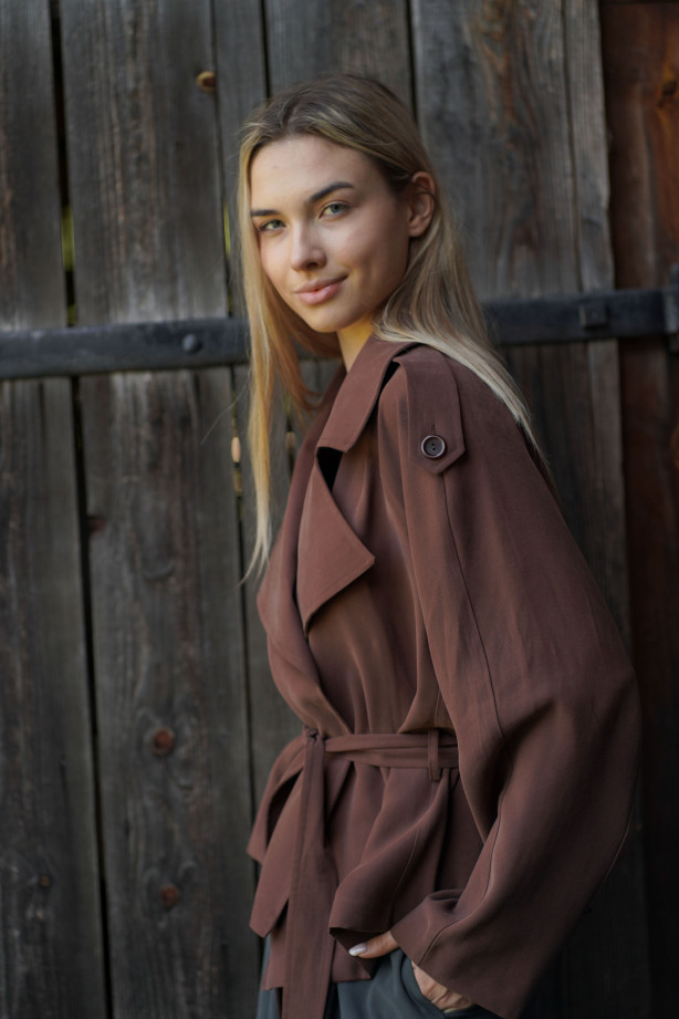 Kurtka Terra Chocolate – krótki trencz w kolorze czekoladowym | Marisol