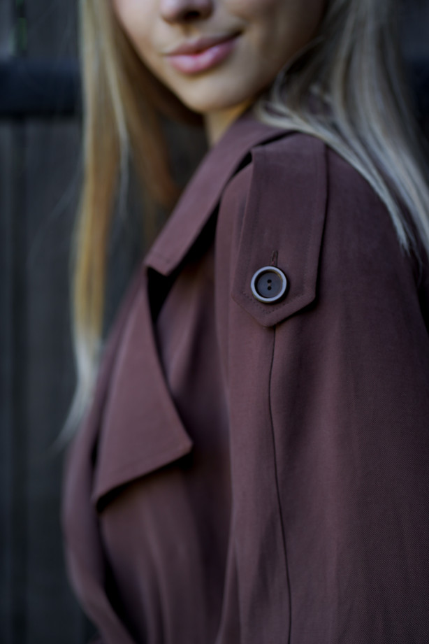 Kurtka Terra Chocolate – krótki trencz w kolorze czekoladowym | Marisol