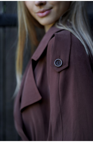 Kurtka Terra Chocolate – krótki trencz w kolorze czekoladowym | Marisol