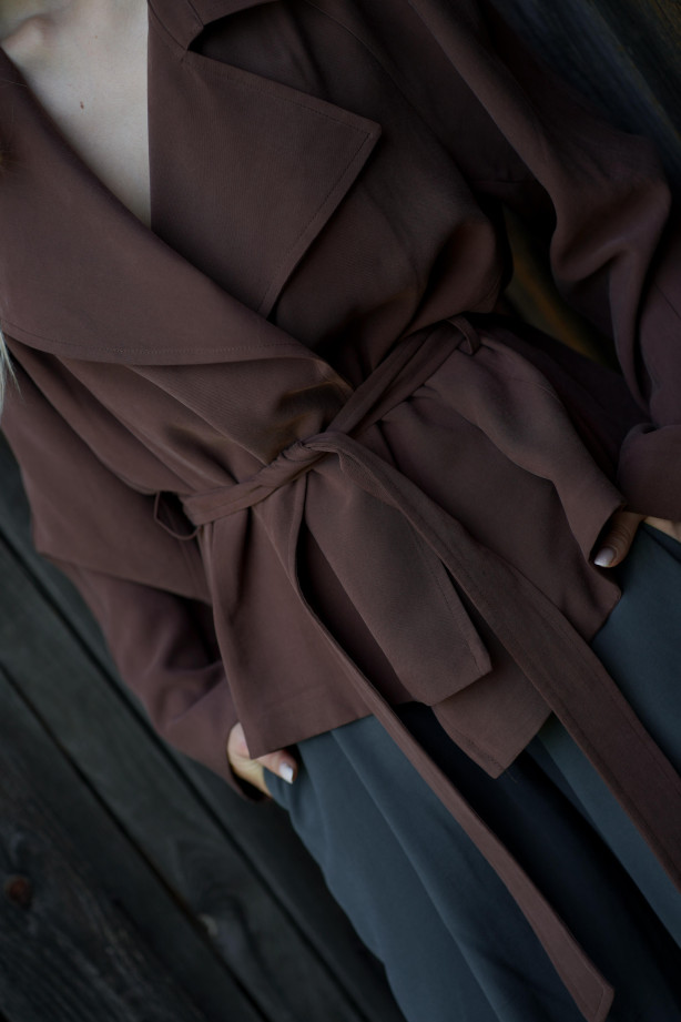 Kurtka Terra Chocolate – krótki trencz w kolorze czekoladowym | Marisol