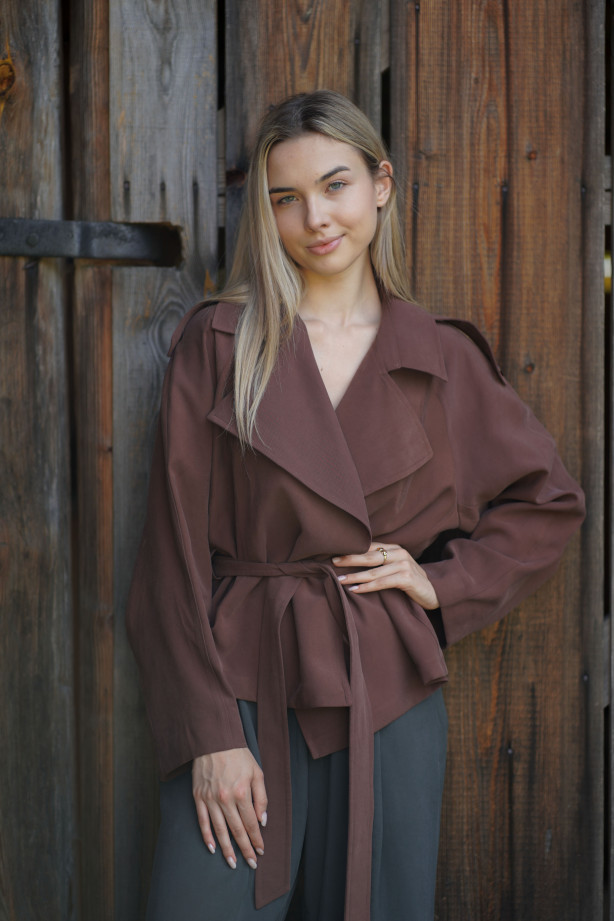 Kurtka Terra Chocolate – krótki trencz w kolorze czekoladowym | Marisol