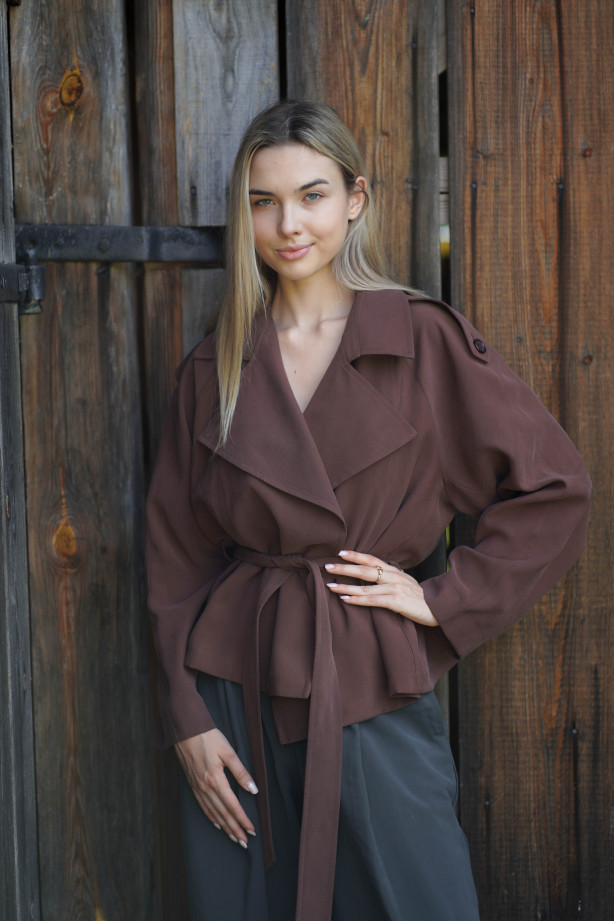 Kurtka Terra Chocolate – krótki trencz w kolorze czekoladowym | Marisol