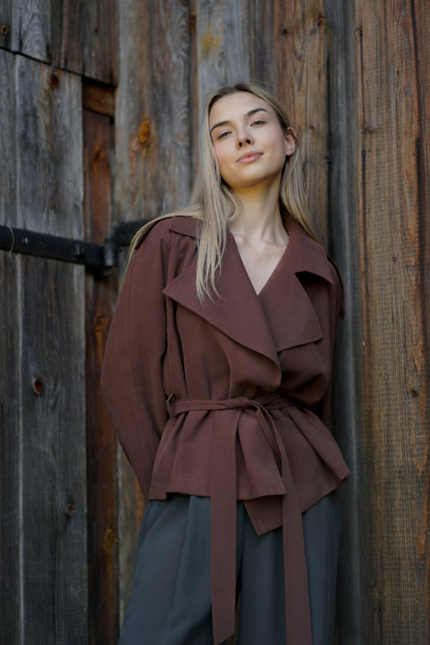 Kurtka Terra Chocolate – krótki trencz w kolorze czekoladowym | Marisol