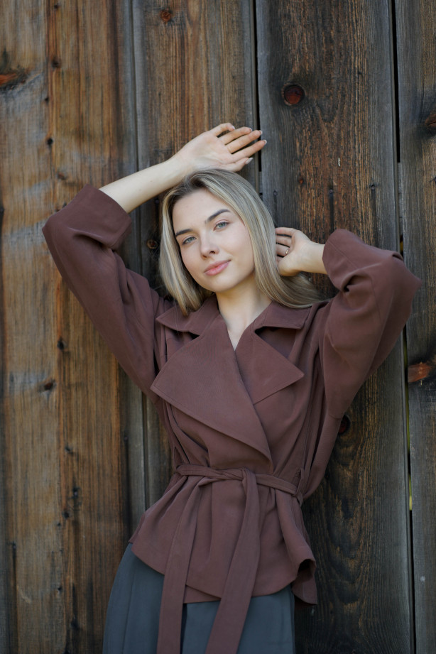 Kurtka Terra Chocolate – krótki trencz w kolorze czekoladowym | Marisol