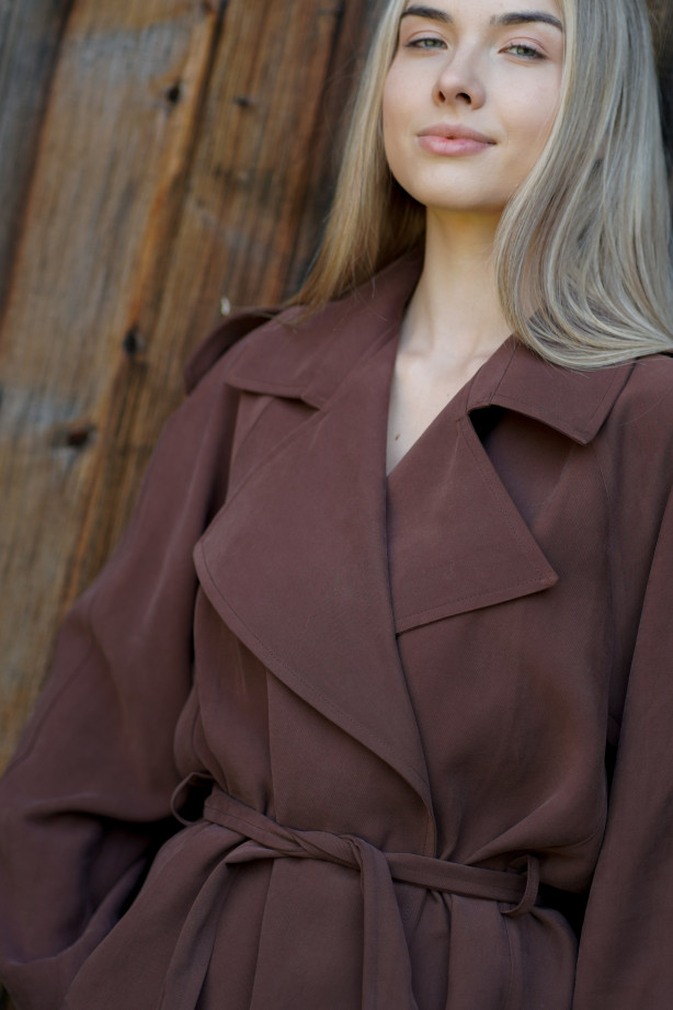 Kurtka Terra Chocolate – krótki trencz w kolorze czekoladowym | Marisol