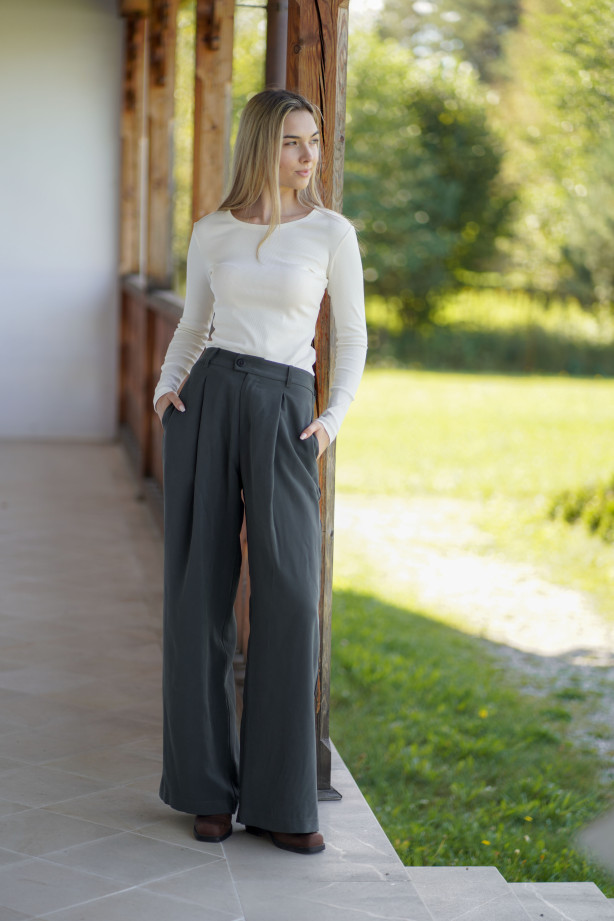 Spodnie Boston – klasyczne spodnie z zakładką i szerszą nogawką | Marisol