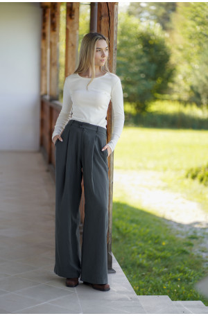 Spodnie Boston – klasyczne spodnie z zakładką i szerszą nogawką | Marisol