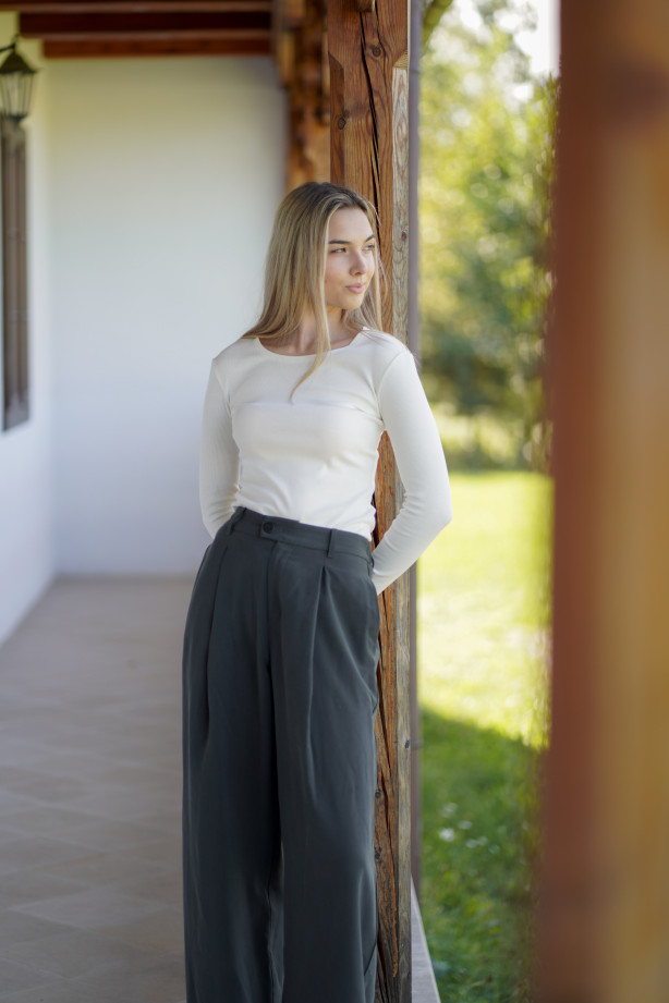 Spodnie Boston – klasyczne spodnie z zakładką i szerszą nogawką | Marisol