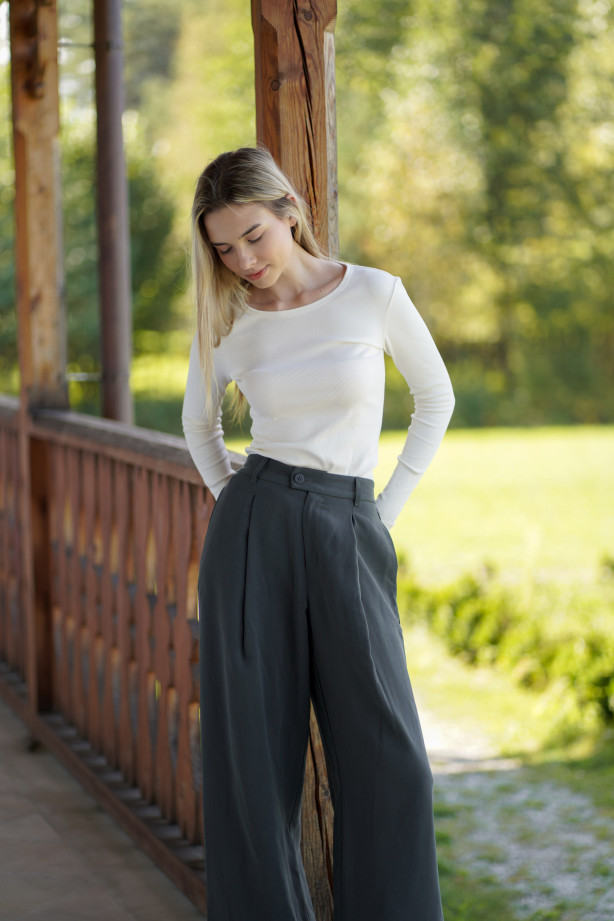 Spodnie Boston – klasyczne spodnie z zakładką i szerszą nogawką | Marisol